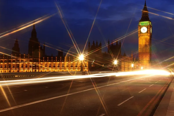 ビッグ ベンと夜、ロンドン、イギリスの議会の家 — ストック写真