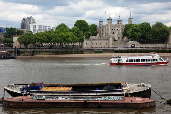用小船，英国泰晤士河上的伦敦塔 — 图库照片