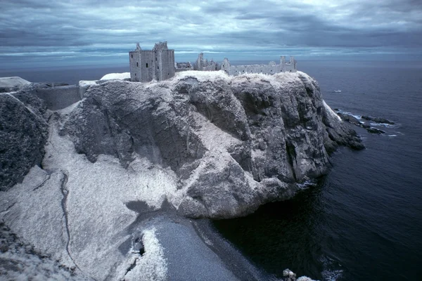 Замок Данноттар разрушил средневековую крепость, расположенную на скалистом h — стоковое фото