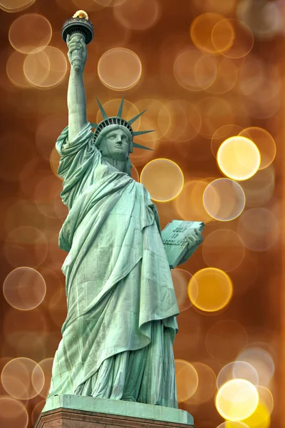 Статуя Свободы против светового круга, как фейерверк или ночной цит — стоковое фото