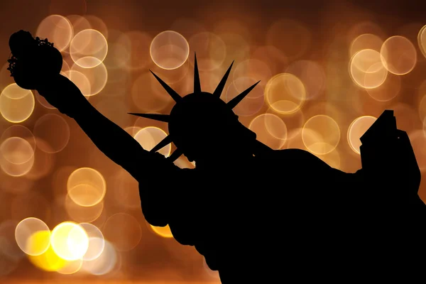 Silhouette NY Estatua de la Libertad contra el círculo de luz como fuegos artificiales —  Fotos de Stock