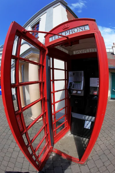 Wewnątrz tradycyjny telefon czerwone pole w Londyn, uk — Zdjęcie stockowe