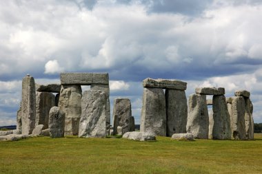 Stonehenge mavi gökyüzünün altında yeşil çimenlerin üzerinde tarihi bir site. stonehen