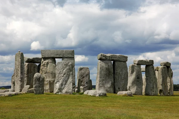 พิพิธภัณฑ์ประวัติศาสตร์ Stonehenge บนหญ้าสีเขียวภายใต้ท้องฟ้าสีฟ้า สโตนเจิ้น — ภาพถ่ายสต็อก