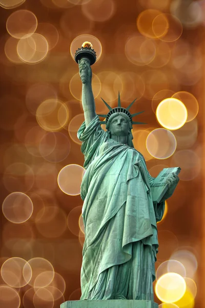 Статуя Свободы против светового круга, как фейерверк или ночной цит — стоковое фото
