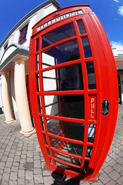 Tradycyjna czerwona budka telefoniczna w Londynie, Wielka Brytania — Zdjęcie stockowe