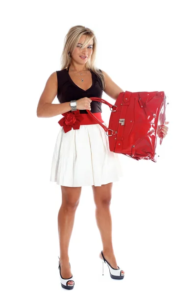 Модна молода жінка з червоною сумкою ізольована на білому — стокове фото