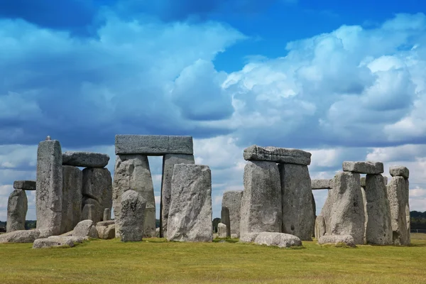 Stonehenge sitio histórico en la hierba verde bajo el cielo azul. Stonehen. — Foto de Stock