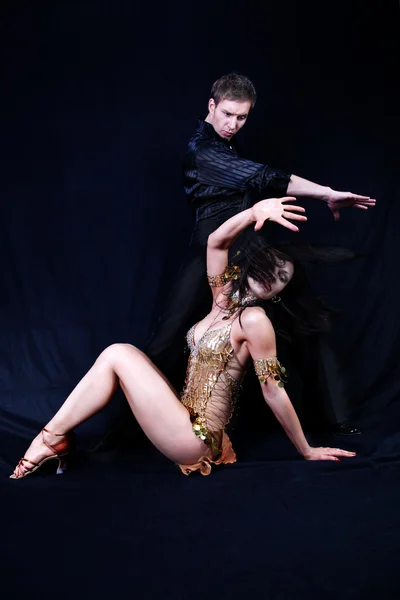 Dançarinos contra fundo preto — Fotografia de Stock