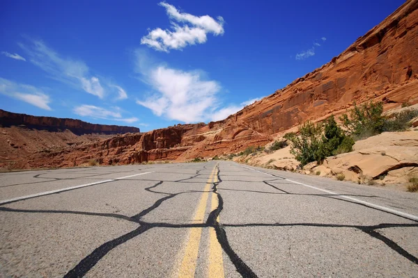 Дорога в Национальном парке Арки в штате Юта, США — стоковое фото
