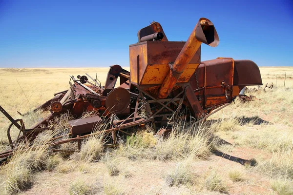 Vintage rusty övergav skördetröska i det gamla fältet arizona, — Stockfoto