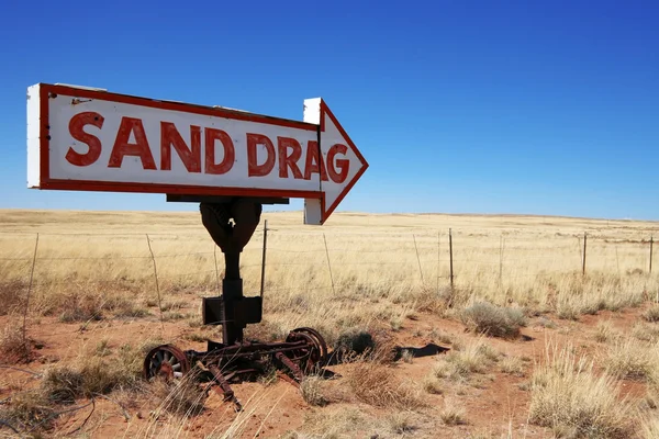 Old rusty sign arrow in desert — Stock Photo, Image