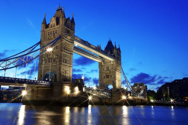 Kvällen tower bridge, london, Storbritannien — Stockfoto