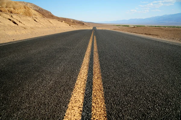 Hihway in der Wüste, Nationalpark Death Valley, Kalifornien, USA — Stockfoto