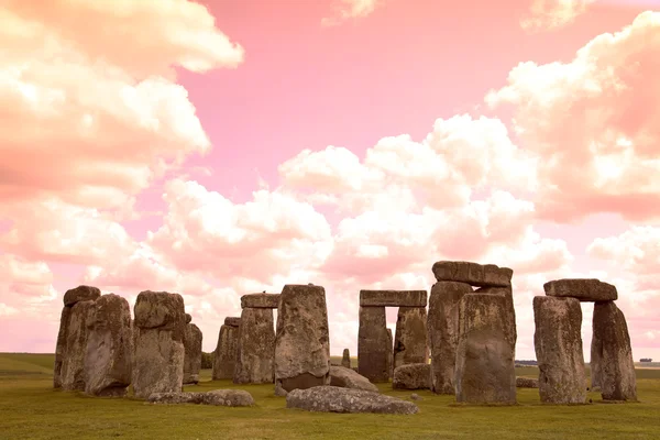 Stonehenge mavi gökyüzünün altında yeşil çimenlerin üzerinde tarihi bir site. stonehen — Stok fotoğraf