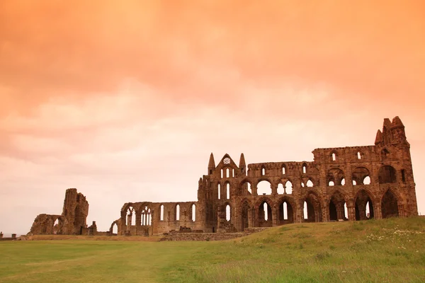 Whitby Abbey castle, ruined Benedictine abbey sited on Whitby's — Stock Photo, Image