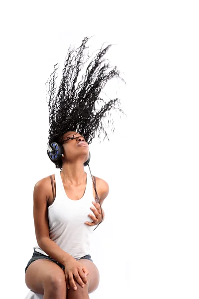 Afroamerikanerin mit langen flatternden Haaren im Kopfhörer — Stockfoto