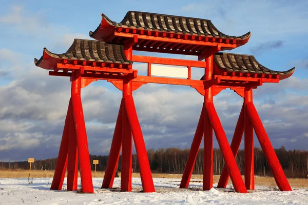 O grande portão vermelho do templo budista — Fotografia de Stock