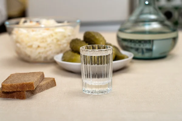 Vodka a občerstvení. — Stock fotografie