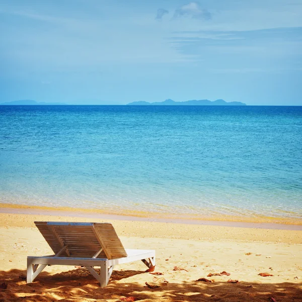 Chaise lounge op een strand — Stockfoto
