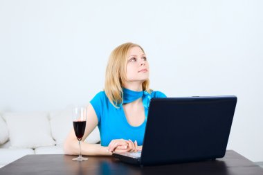 Dizüstü bilgisayarlı kadın