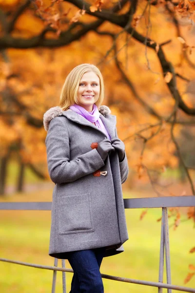 Belle fille dans le parc — Photo