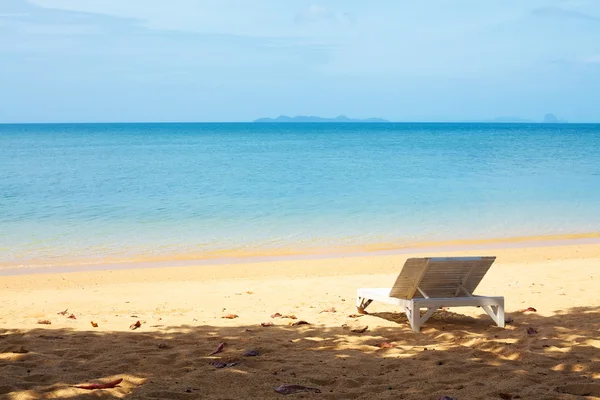 Chaise lounge op een strand — Stockfoto