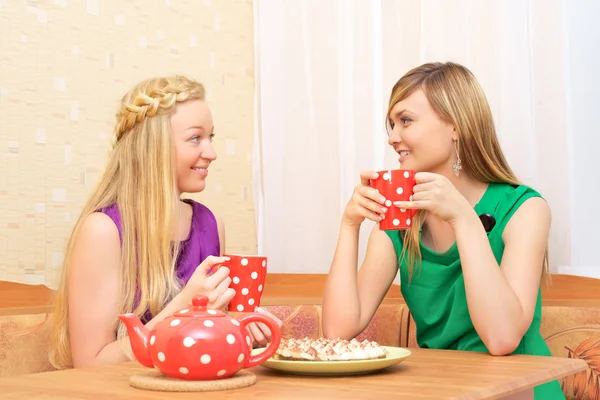 Meisjes genieten van thee — Stockfoto