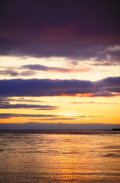 Meren auringonlasku — kuvapankkivalokuva