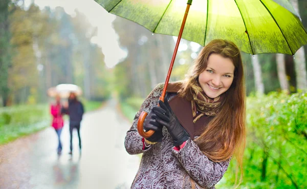 Κορίτσι κάτω από την βροχή — Φωτογραφία Αρχείου