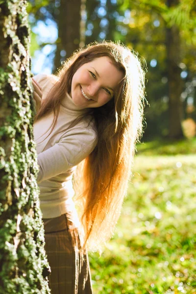 Sonbahar ormanındaki kız — Stok fotoğraf