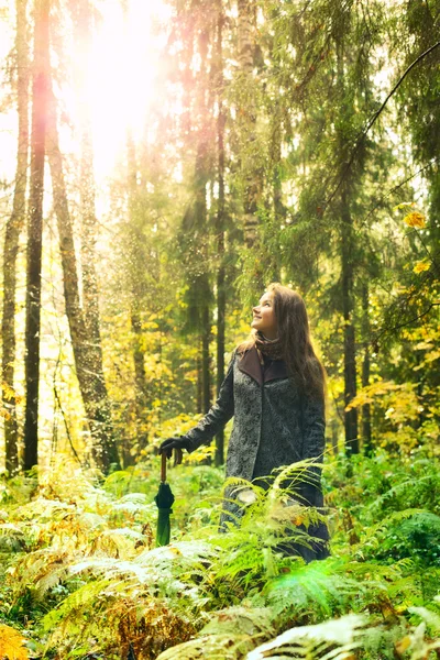 숲에 여자 — 스톡 사진