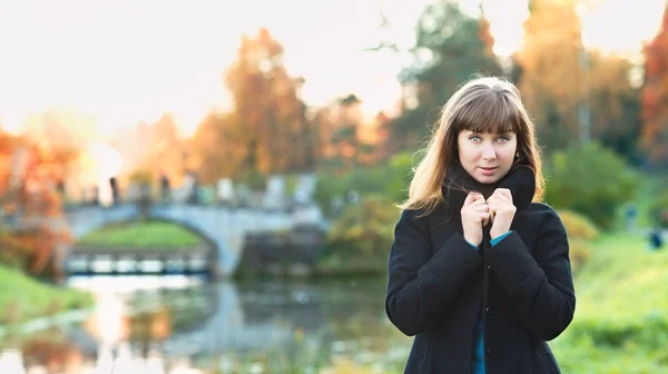 Fille sur la rive de la rivière — Photo