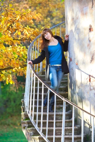 Menina na escada da torre — Fotografia de Stock