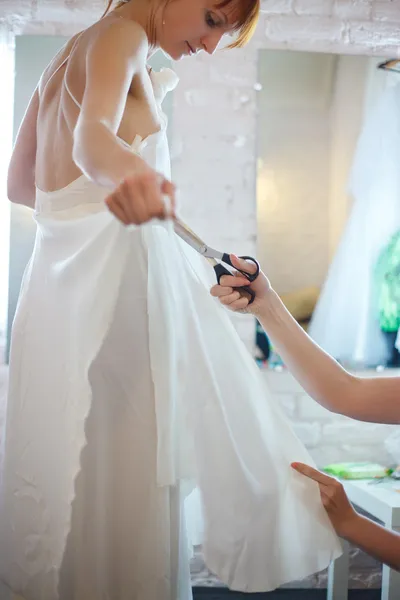 Braut in der Werkstatt — Stockfoto