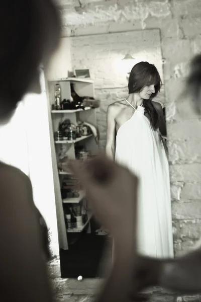 Невеста перед зеркалом — стоковое фото