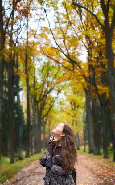 Dívka na lesní — Stock fotografie