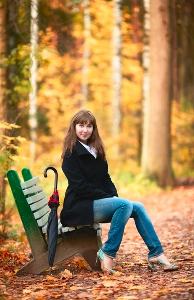 Dziewczyna na ławce — Zdjęcie stockowe