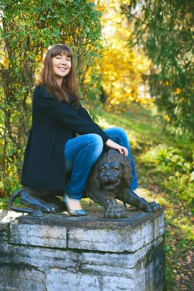 女の子のサドルのライオンの彫像 — ストック写真