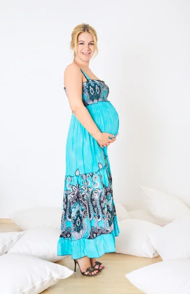 Femme enceinte souriante — Photo