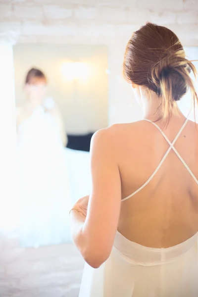 Bride Before Mirror — Stock Photo, Image