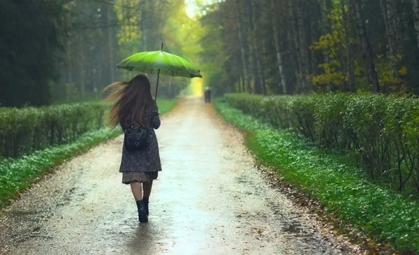 Κορίτσι κάτω από την βροχή Φωτογραφία Αρχείου