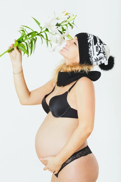 Mujer embarazada con flor — Foto de Stock