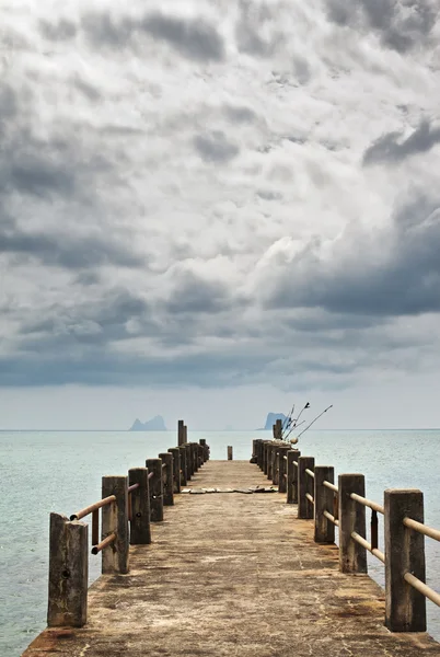暗い雲の下で桟橋 — ストック写真