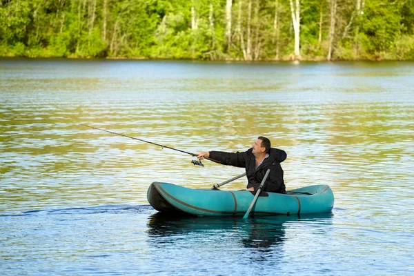 Pescador en barco de goma — Foto de Stock