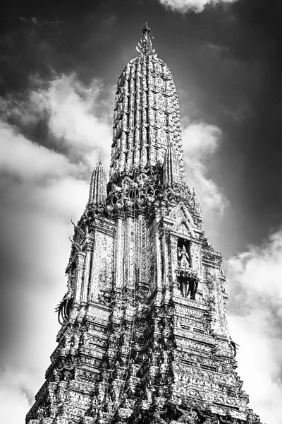 Tempel der Morgendämmerung, Bangkok, Thailand, Schwarz und Weiß — Stockfoto