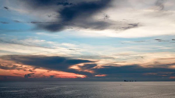 Auringonlasku Andamanmeren yllä — kuvapankkivalokuva