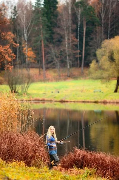 Kvinna fiske — Stockfoto