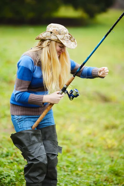 Kvinna fiske — Stockfoto