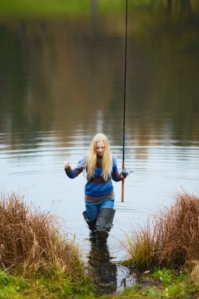 Mulher pesca — Fotografia de Stock